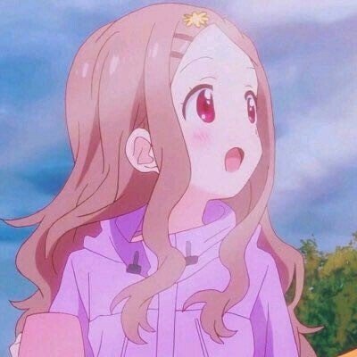 妈妈穿西装参加孩子成人礼送花